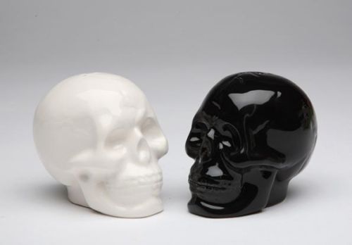 https://www.highwaythirtyone.com/cdn/shop/products/saltandpeppershakersblackandwhiteskull_grande.jpg?v=1603194571